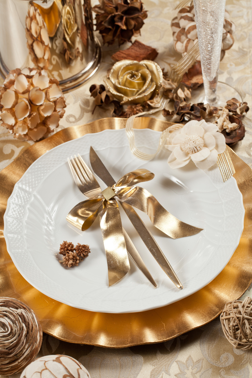 Table settings: Don’t skimp on glitz when you set the table. Let a beautiful tablescape serve as part of the decoration. Gold and silver accents will really set the scene.